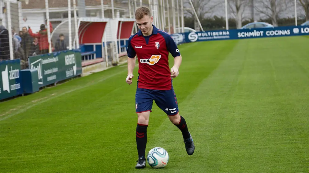 Presentación de Toni Lato como nuevo jugador de Osasuna. IÑIGO ALZUGARAY