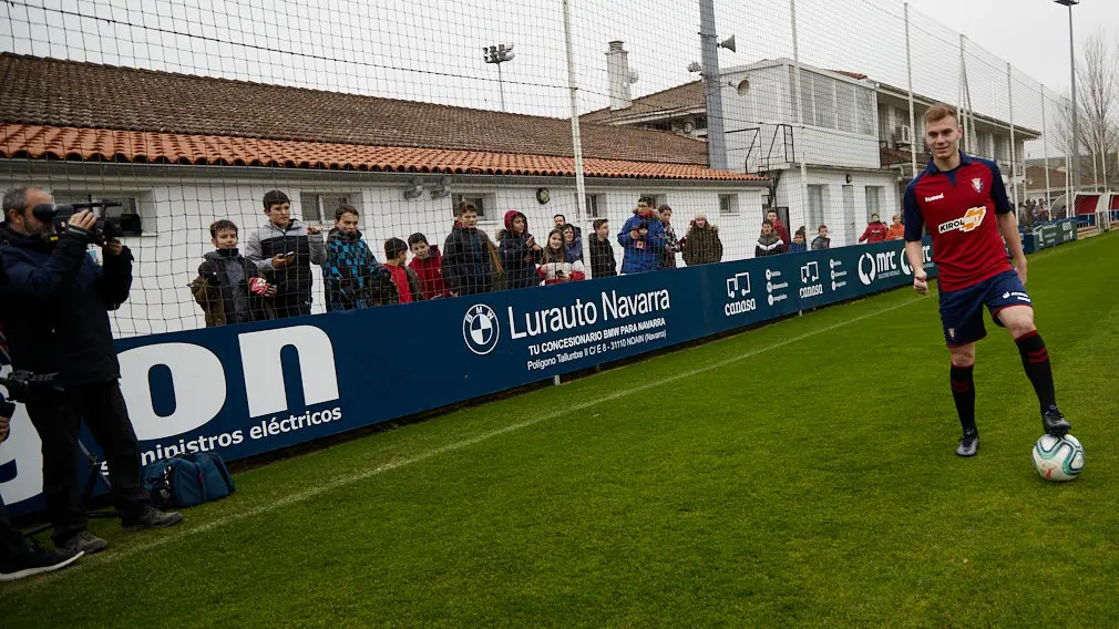 Presentación de Toni Lato como nuevo jugador de Osasuna. IÑIGO ALZUGARAY