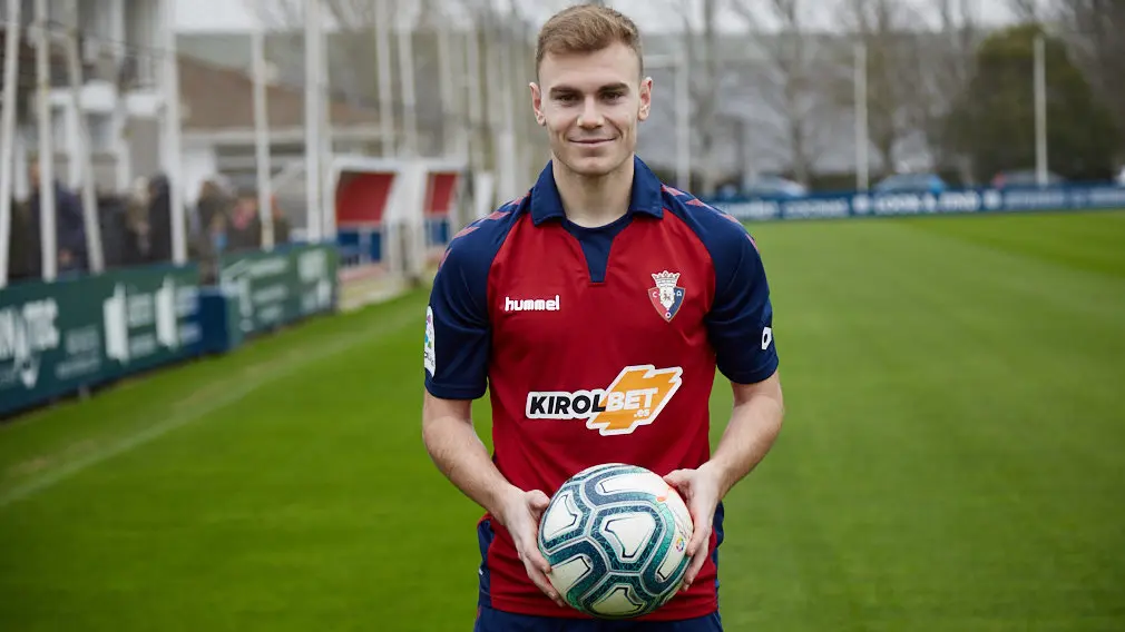 Presentación de Toni Lato como nuevo jugador de Osasuna. IÑIGO ALZUGARAY