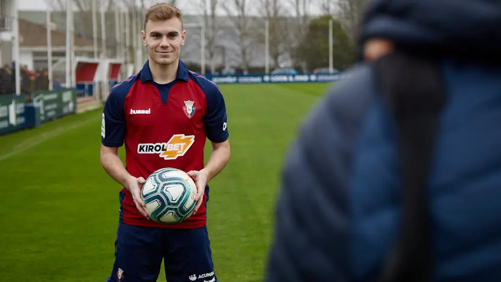 Presentación de Toni Lato como nuevo jugador de Osasuna. IÑIGO ALZUGARAY