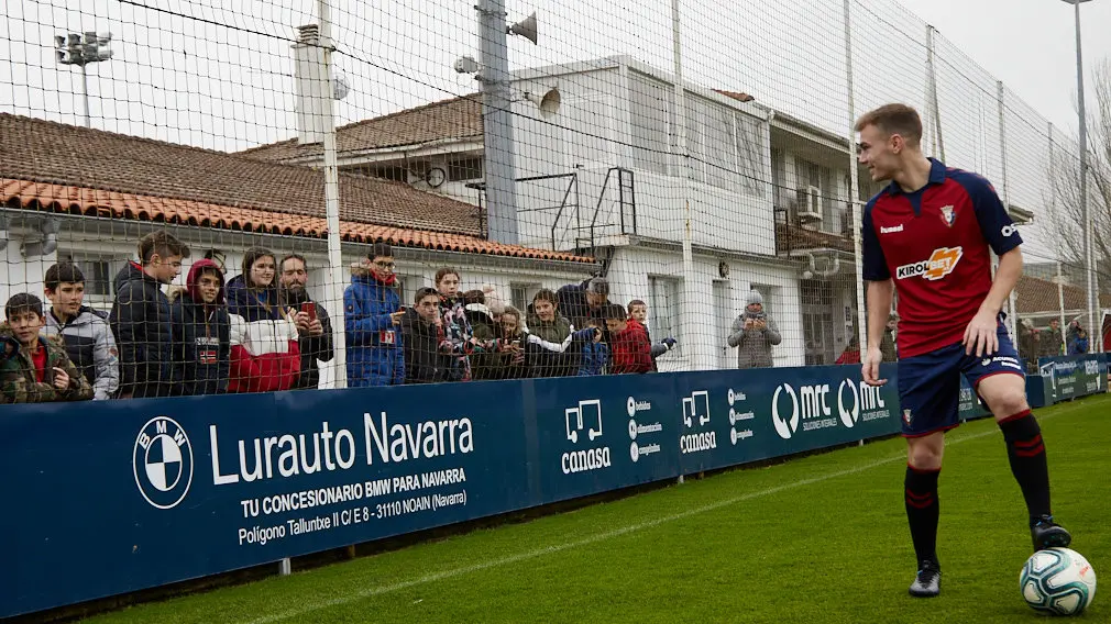 Presentación de Toni Lato como nuevo jugador de Osasuna. IÑIGO ALZUGARAY