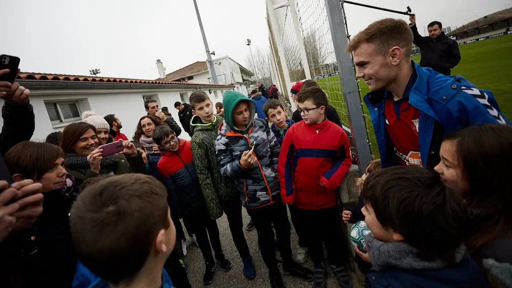 Presentación de Toni Lato como nuevo jugador de Osasuna. IÑIGO ALZUGARAY