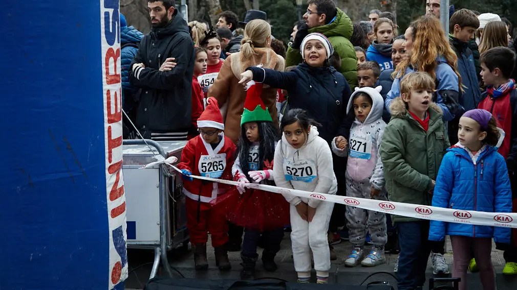 Niños y niñas de diferentes edades participan en las XXXVII San Silvestre de Pamplona. IÑIGO ALZUGARAY