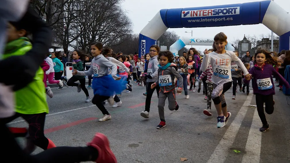 Niños y niñas de diferentes edades participan en las XXXVII San Silvestre de Pamplona. IÑIGO ALZUGARAY