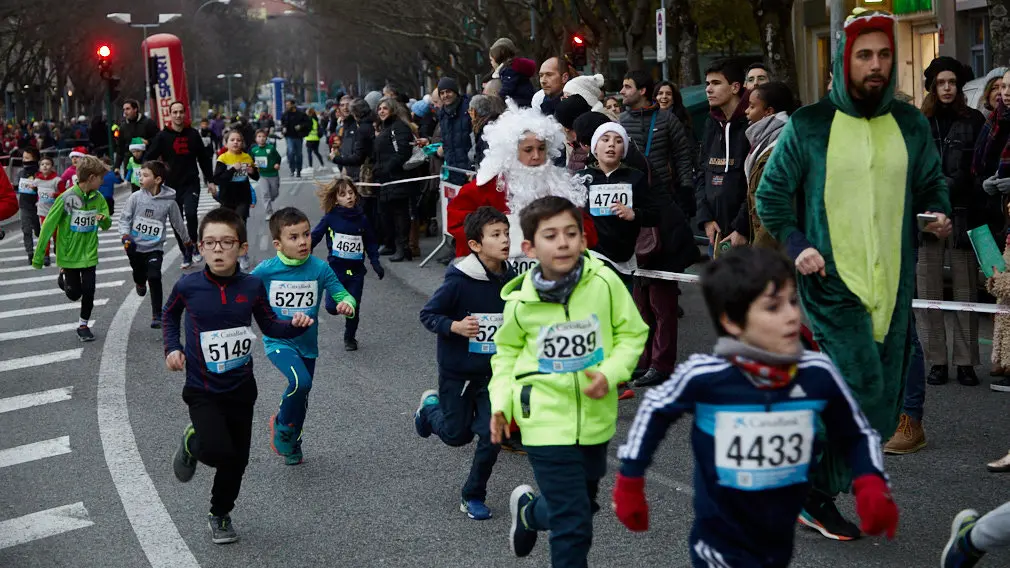 Niños y niñas de diferentes edades participan en las XXXVII San Silvestre de Pamplona. IÑIGO ALZUGARAY