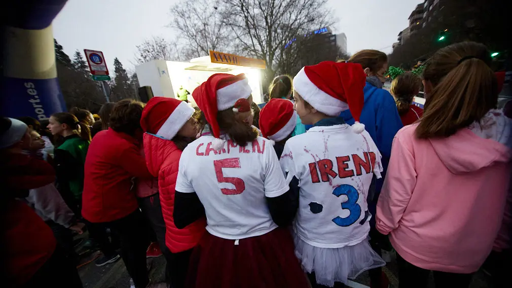 Niños y niñas de diferentes edades participan en las XXXVII San Silvestre de Pamplona. IÑIGO ALZUGARAY
