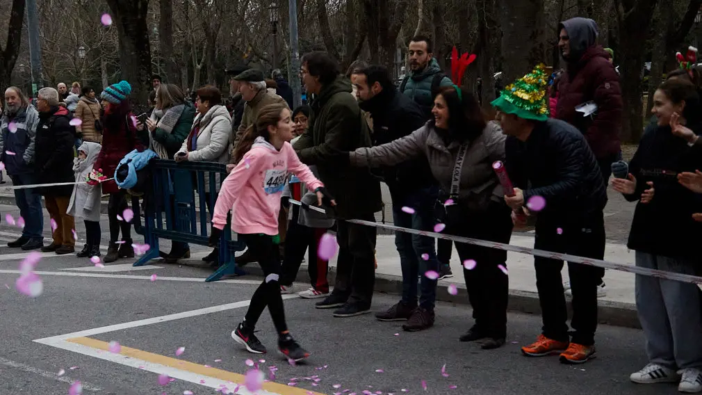 Niños y niñas de diferentes edades participan en las XXXVII San Silvestre de Pamplona. IÑIGO ALZUGARAY