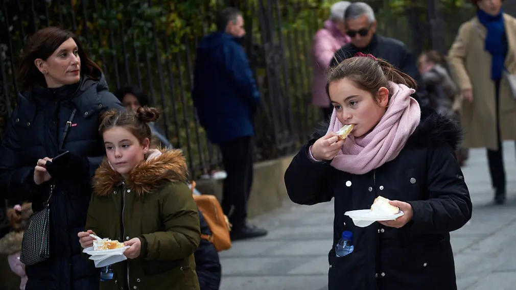 Degustación de los roscones de Reyes en la calle Bergamín con la presencia de las monturas reales. MIGUEL OSÉS