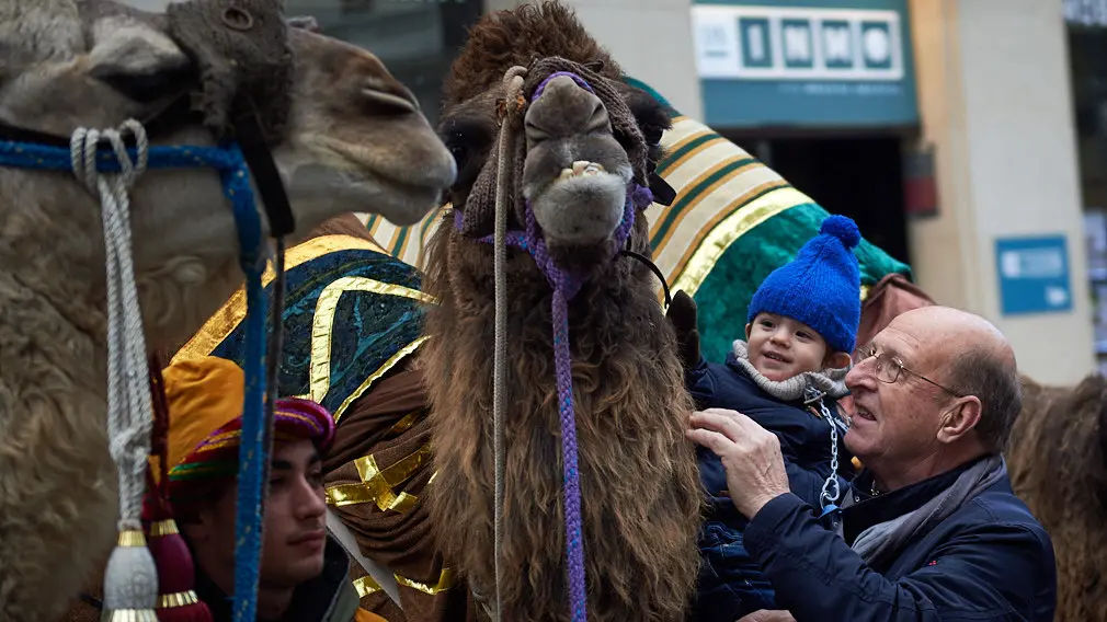 Degustación de los roscones de Reyes en la calle Bergamín con la presencia de las monturas reales. MIGUEL OSÉS