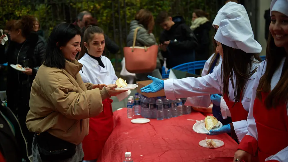 Degustación de los roscones de Reyes en la calle Bergamín con la presencia de las monturas reales. MIGUEL OSÉS