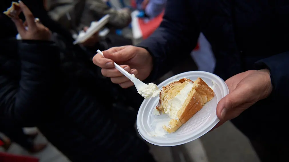 Degustación de los roscones de Reyes en la calle Bergamín con la presencia de las monturas reales. MIGUEL OSÉS