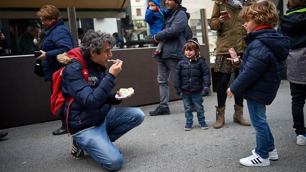 Degustación de los roscones de Reyes en la calle Bergamín con la presencia de las monturas reales. MIGUEL OSÉS