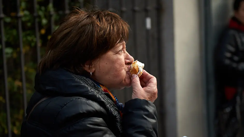 Degustación de los roscones de Reyes en la calle Bergamín con la presencia de las monturas reales. MIGUEL OSÉS