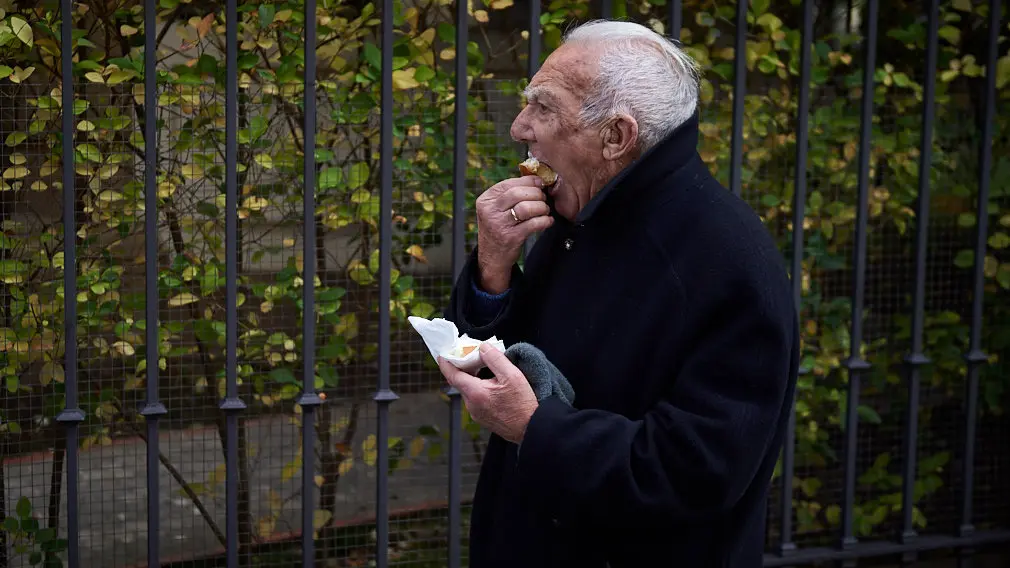 Degustación de los roscones de Reyes en la calle Bergamín con la presencia de las monturas reales. MIGUEL OSÉS