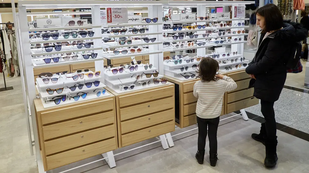 Inicio de la campaña de rebajas de invierno en el Corte Inglés de Pamplona. IÑIGO ALZUGARAY