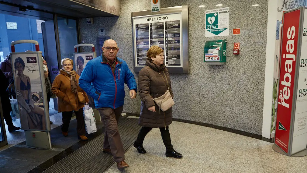 Inicio de la campaña de rebajas de invierno en el Corte Inglés de Pamplona. IÑIGO ALZUGARAY