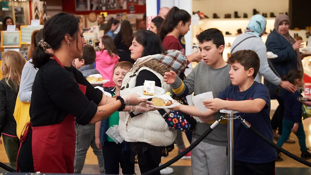 El centro comercial Itaroa retarte un rosco gigante de San Blas. MIGUEL OSÉS