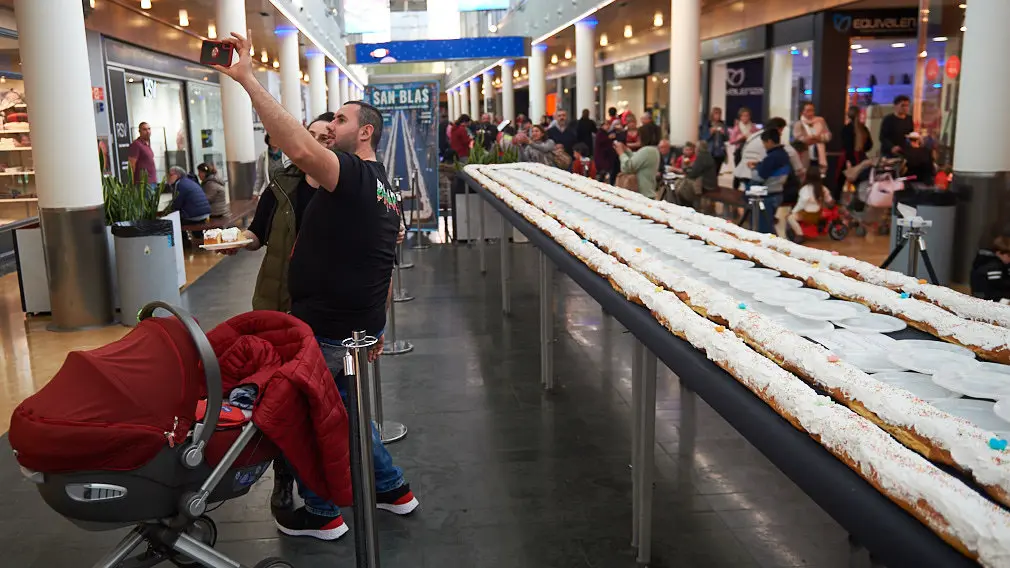 El centro comercial Itaroa retarte un rosco gigante de San Blas. MIGUEL OSÉS