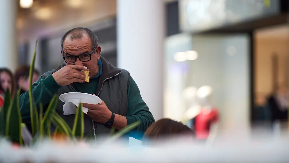 El centro comercial Itaroa retarte un rosco gigante de San Blas. MIGUEL OSÉS