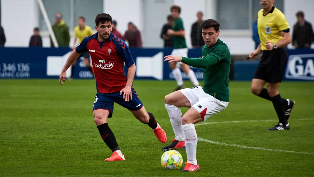 Osasuna Promesas se enfrenta al Athletic B en las instalaciones de Tajonar. MIGUEL OSÉS
