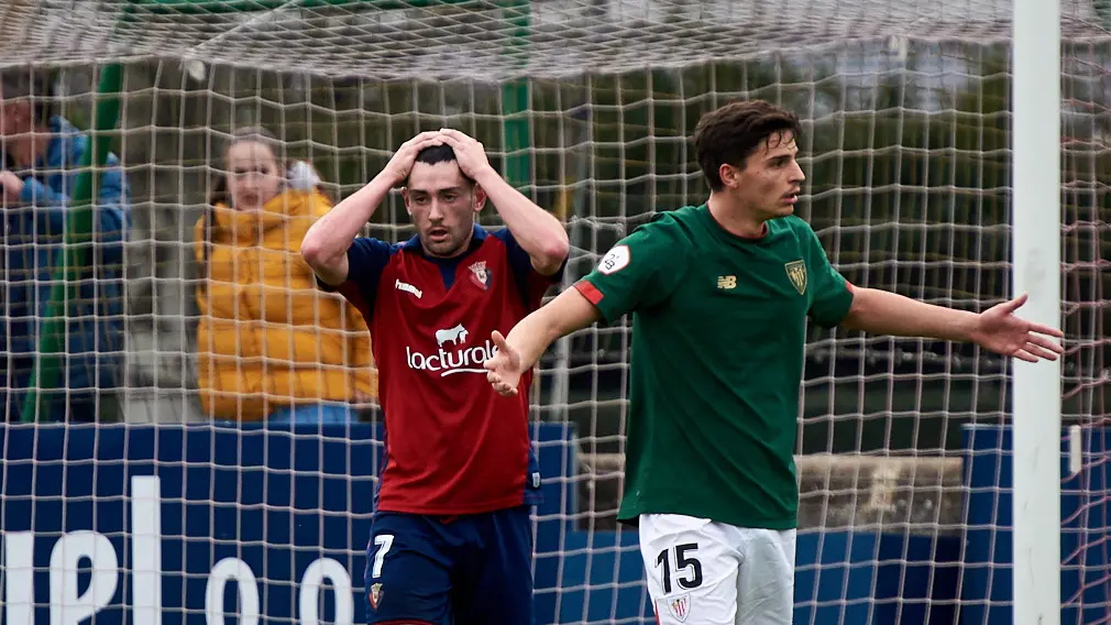 Osasuna Promesas se enfrenta al Athletic B en las instalaciones de Tajonar. MIGUEL OSÉS