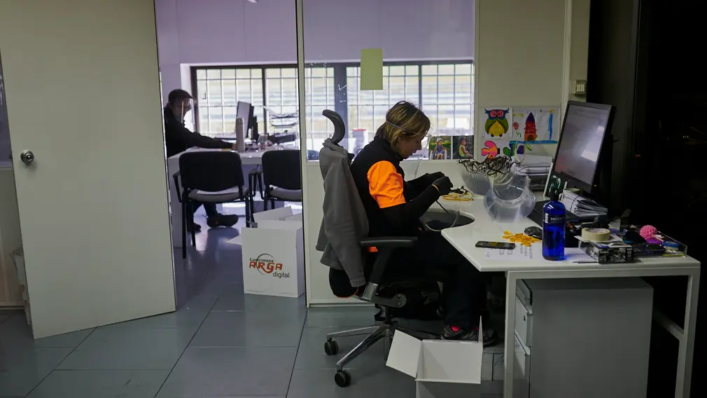 La empresa navarra Luminosos Arga fabrica pantallas de protección para personal sanitario y de residencias entre otros. PABLO LASAOSA