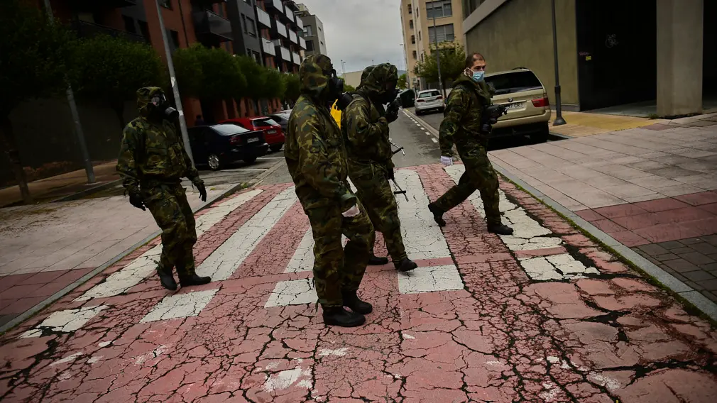Militares del Regimiento América 66 se preparan para desinfectar zonas en Artica. PABLO LASAOSA