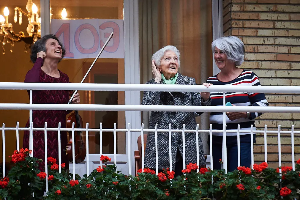 ASVONA, Protección Civil y las empleadas del supermercado BM celebran el cumpleaños de María Jesús González, que cumple 103 años. PABLO LASAOSA
