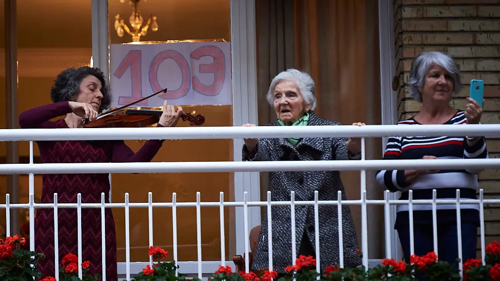 ASVONA, Protección Civil y las empleadas del supermercado BM celebran el cumpleaños de María Jesús González, que cumple 103 años. PABLO LASAOSA