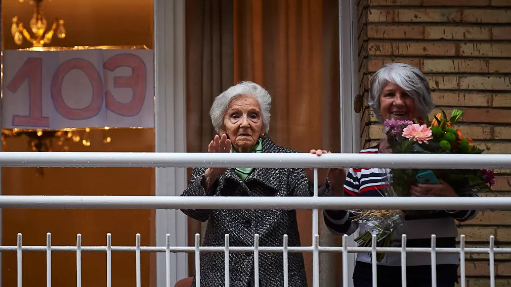 ASVONA, Protección Civil y las empleadas del supermercado BM celebran el cumpleaños de María Jesús González, que cumple 103 años. PABLO LASAOSA