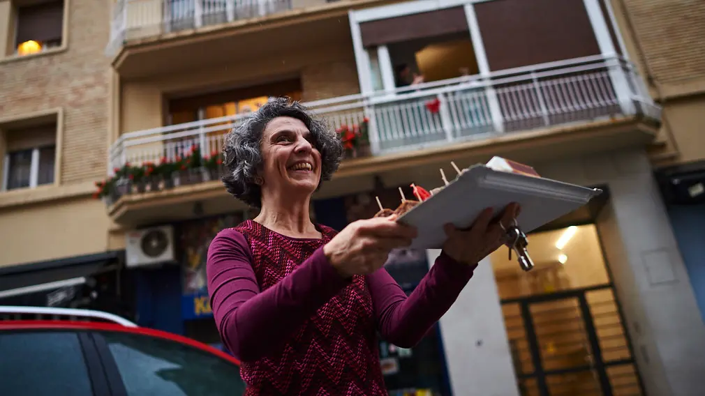 ASVONA, Protección Civil y las empleadas del supermercado BM celebran el cumpleaños de María Jesús González, que cumple 103 años. PABLO LASAOSA