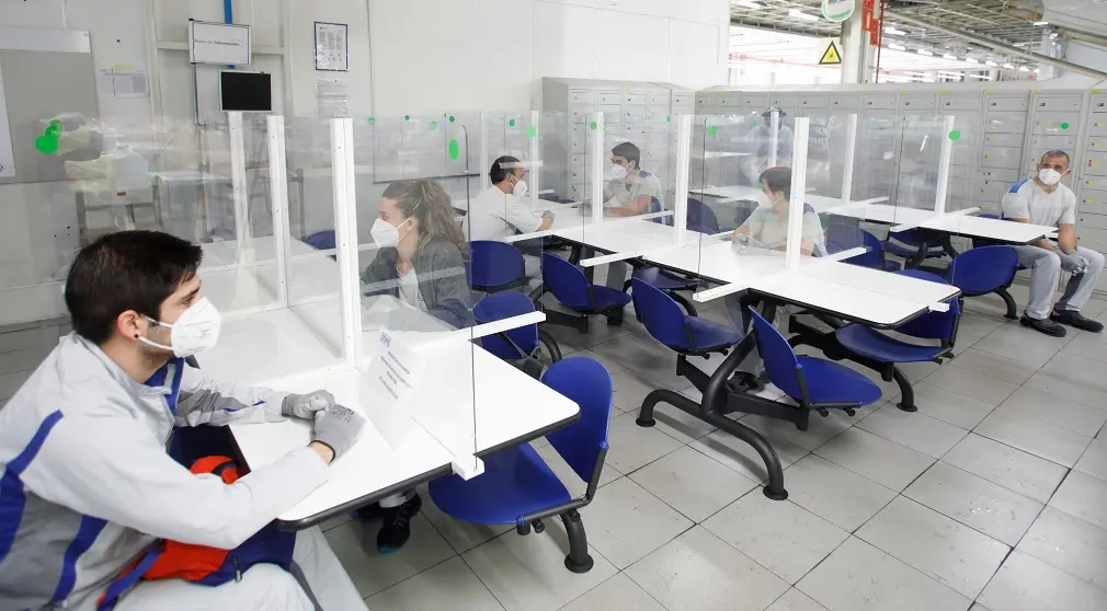 Sala de descanso con mamparas de separación para proteger a los trabajadores. VW NAVARRA