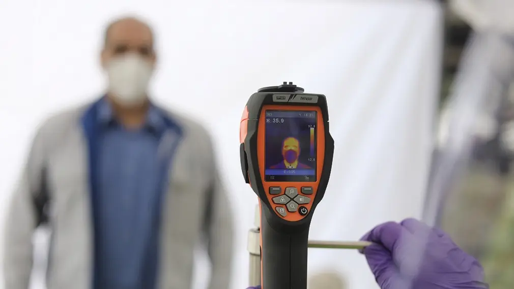 Un trabajador pasa el control de temperatura corporal antes de su acceso a Volkswagen Navarra. VW NAVARRA