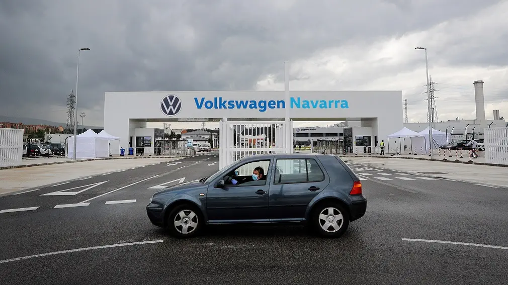 GRAFCAV4966. PAMPLONA, 27/04/2020.- Unos 1.600 empleados de la planta navarra de Volkswagen han retomado este lunes "con una mezcla de incertidumbre y satisfacción" la producción de vehículos, paralizada desde el pasado 15 de marzo por la pandemia del coronavirus. EFE/ Villar López