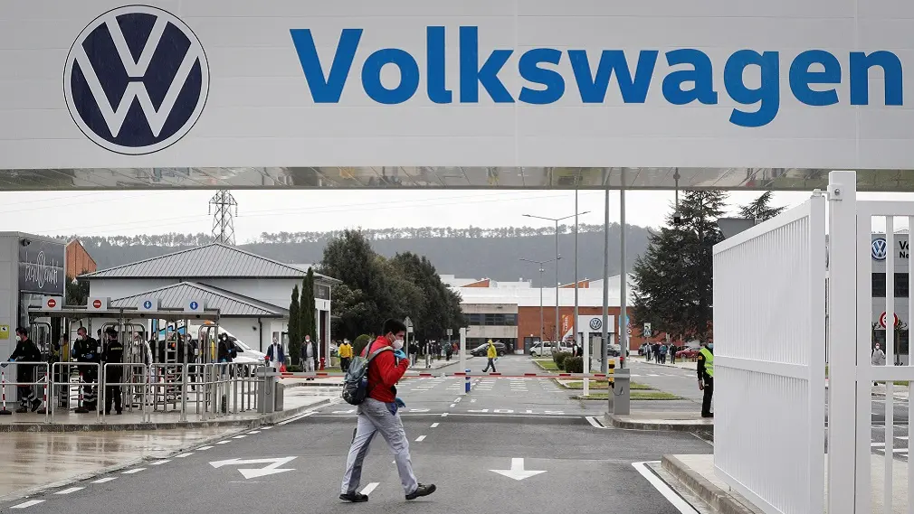 Unos 1.600 empleados de la planta navarra de Volkswagen han retomado este lunes "con una mezcla de incertidumbre y satisfacción" la producción de vehículos, paralizada desde el pasado 15 de marzo por la pandemia del coronavirus. EFE/ Villar López
