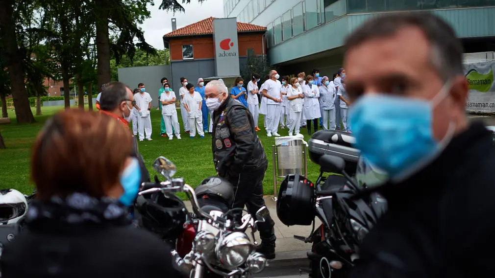 Decenas de moteros se reunen en las puertas del CHN para el aplauso a los sanitarios durante la crisis del coronavirus en Pamplona. Miguel Osés