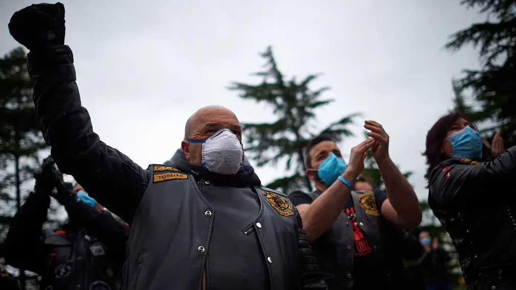 Decenas de moteros se reunen en las puertas del CHN para el aplauso a los sanitarios durante la crisis del coronavirus en Pamplona. Miguel Osés