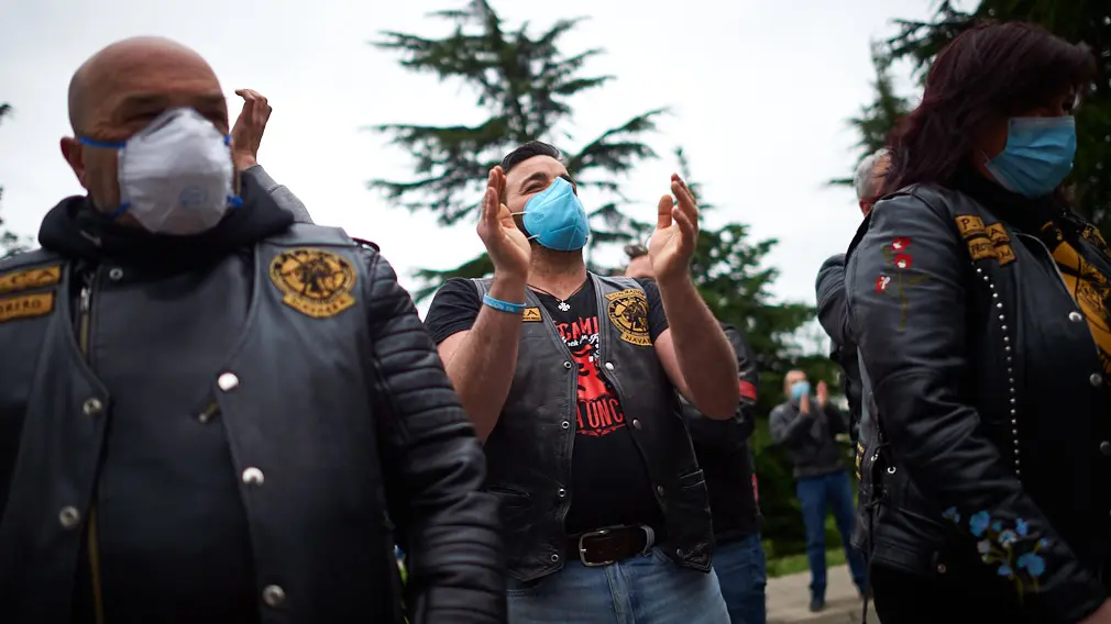 Decenas de moteros se reunen en las puertas del CHN para el aplauso a los sanitarios durante la crisis del coronavirus en Pamplona. Miguel Osés