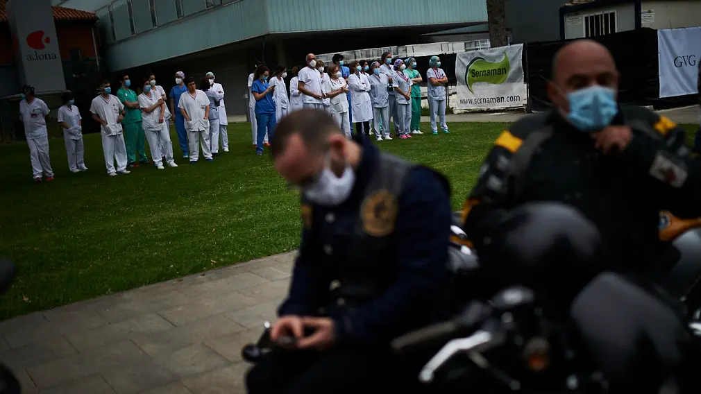 El grupo motero de PICA rinde homenaje con aplausos al persona sanitario en la lucha contra el coronavirus. PABLO LASAOSA