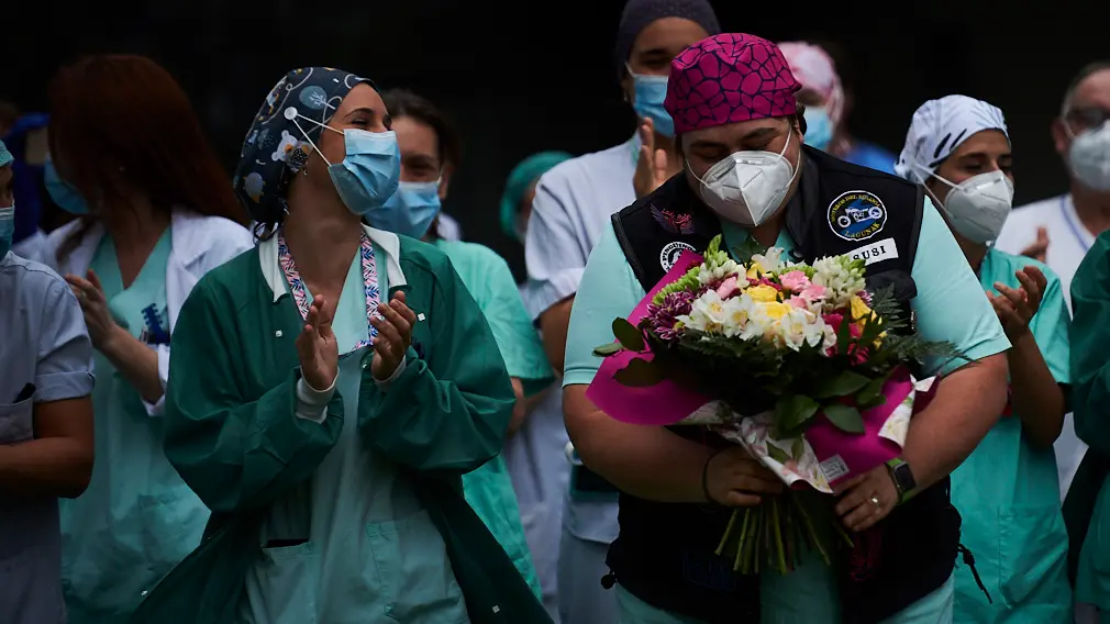 El grupo motero de PICA rinde homenaje con aplausos al persona sanitario en la lucha contra el coronavirus. PABLO LASAOSA