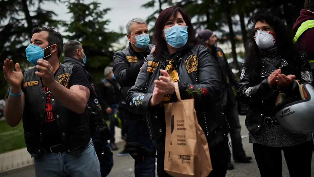 El grupo motero de PICA rinde homenaje con aplausos al persona sanitario en la lucha contra el coronavirus. PABLO LASAOSA
