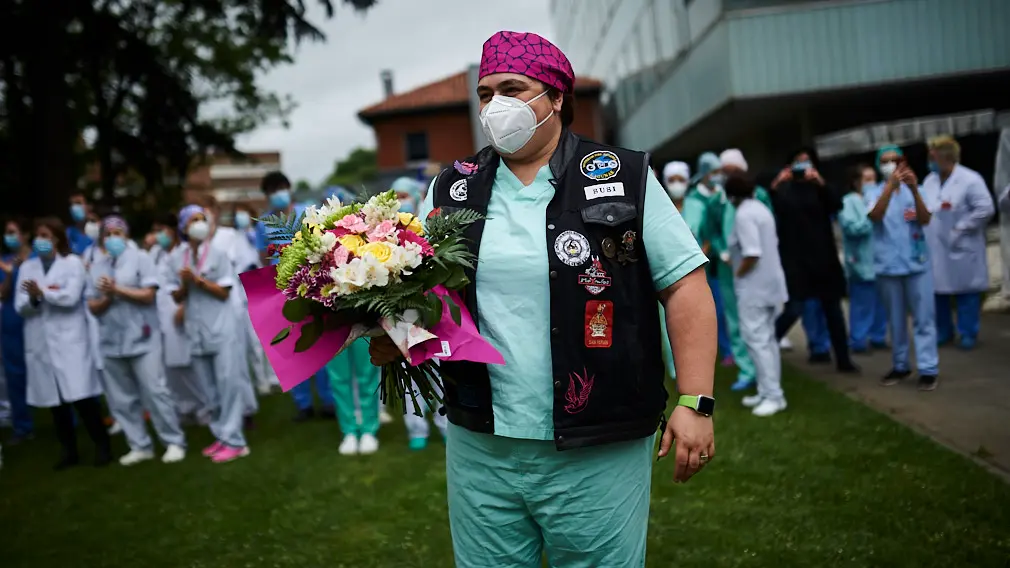El grupo motero de PICA rinde homenaje con aplausos al persona sanitario en la lucha contra el coronavirus. PABLO LASAOSA