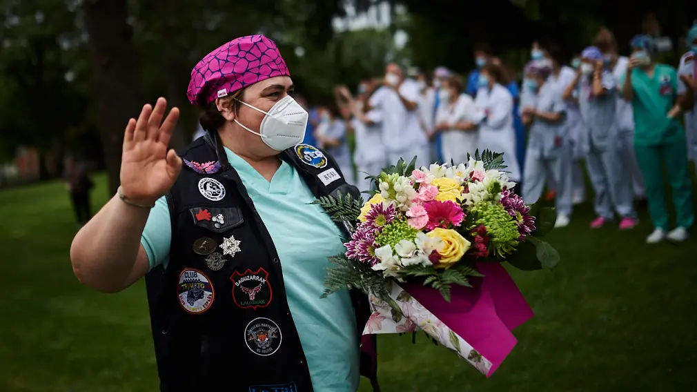 El grupo motero de PICA rinde homenaje con aplausos al persona sanitario en la lucha contra el coronavirus. PABLO LASAOSA
