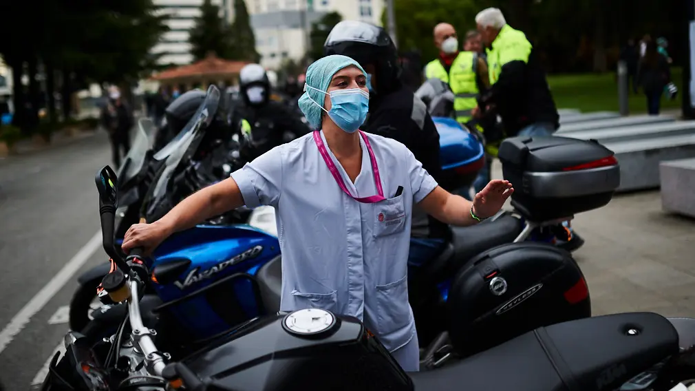 El grupo motero de PICA rinde homenaje con aplausos al persona sanitario en la lucha contra el coronavirus. PABLO LASAOSA