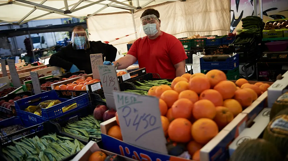 El mercadillo de Landaben vuelve por primera vez durante el Estado de alarma causado por el coronavirus. PABLO LASAOSA