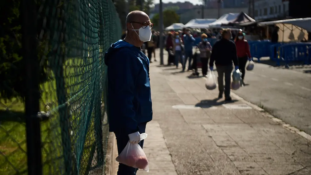 El mercadillo de Landaben vuelve por primera vez durante el Estado de alarma causado por el coronavirus. PABLO LASAOSA