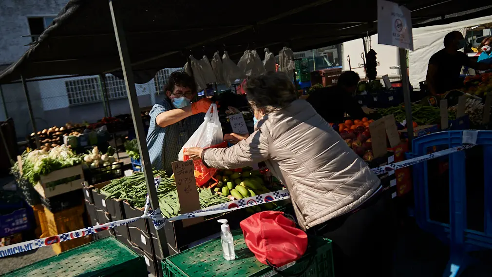 El mercadillo de Landaben vuelve por primera vez durante el Estado de alarma causado por el coronavirus. PABLO LASAOSA