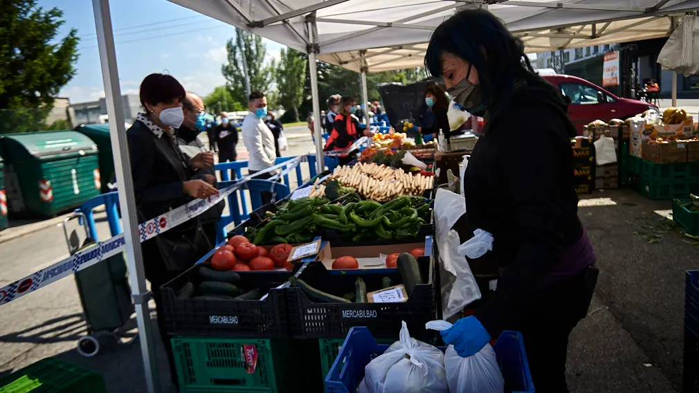 El mercadillo de Landaben vuelve por primera vez durante el Estado de alarma causado por el coronavirus. PABLO LASAOSA