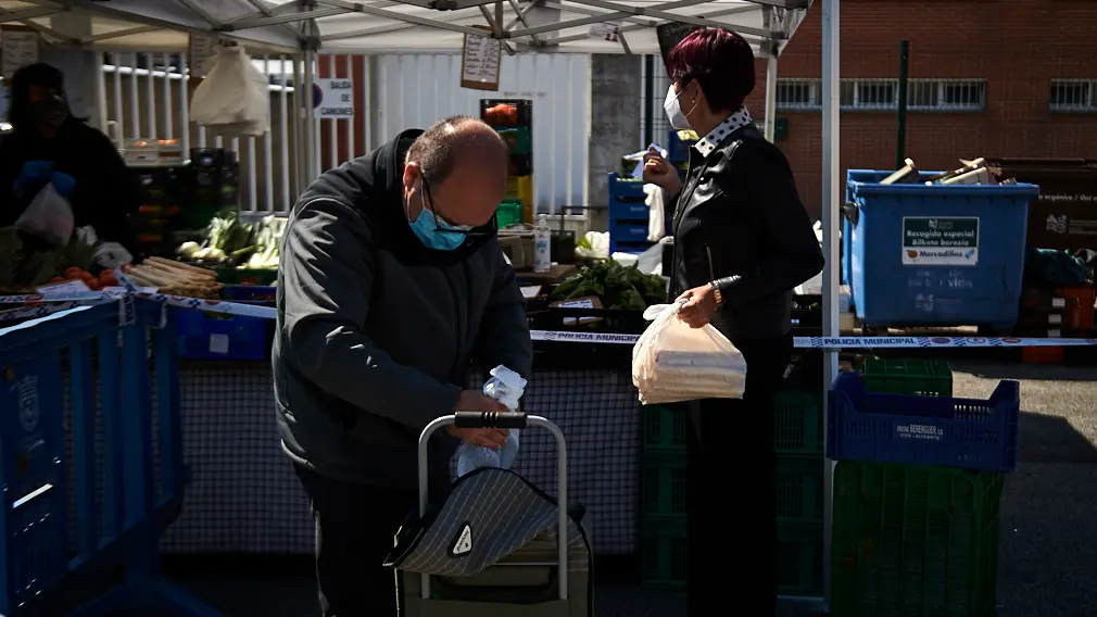 El mercadillo de Landaben vuelve por primera vez durante el Estado de alarma causado por el coronavirus. PABLO LASAOSA
