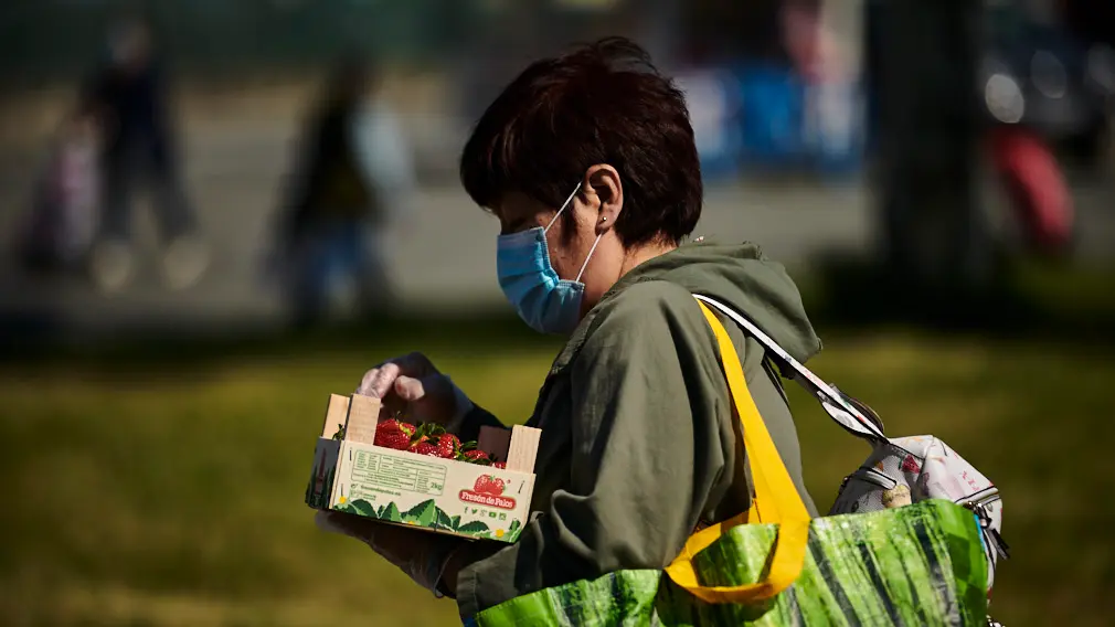 El mercadillo de Landaben vuelve por primera vez durante el Estado de alarma causado por el coronavirus. PABLO LASAOSA
